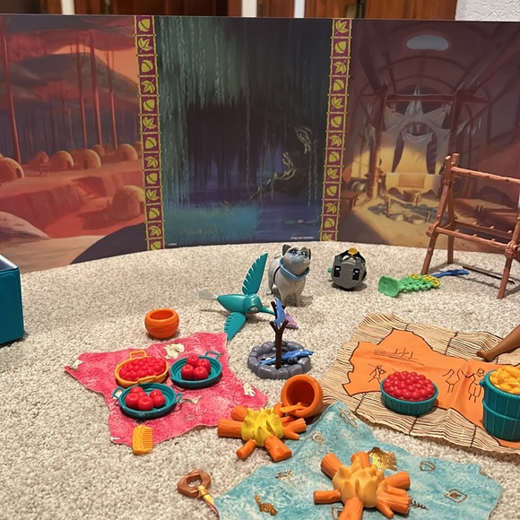 Disneys Pocahontas multiple piece play set with case. - Picture 9 of 9